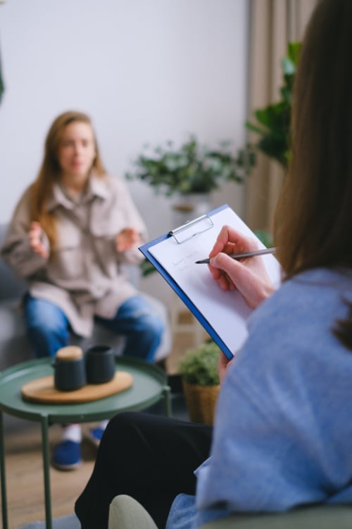 Patientin und Therapeutin bei der Gesprächstherapie